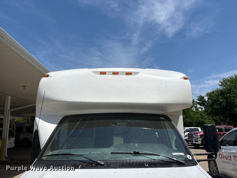 image for item FC4669 2019 Ford E450 shuttle bus