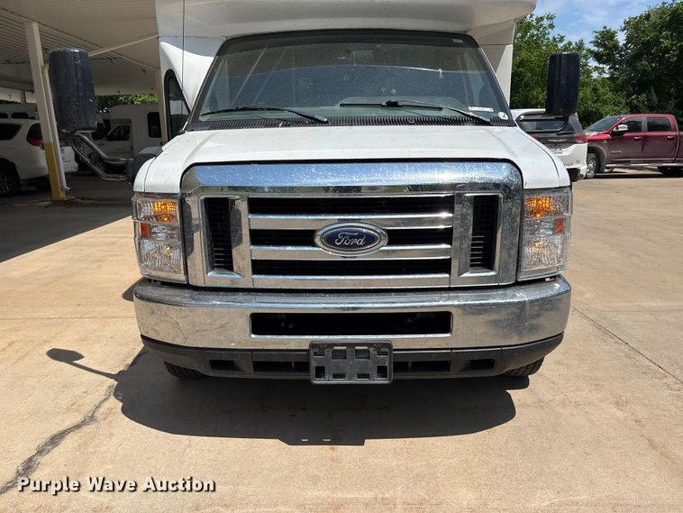 image for item FC4669 2019 Ford E450 shuttle bus