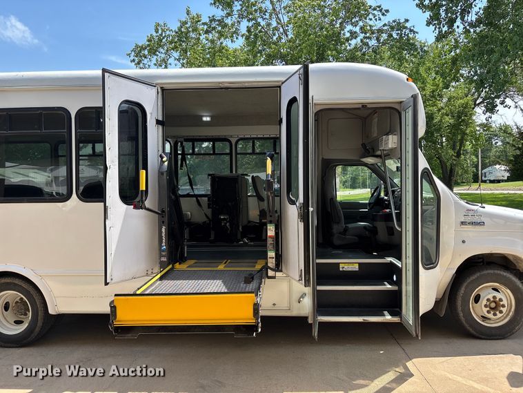 image for item FC4669 2019 Ford E450 shuttle bus