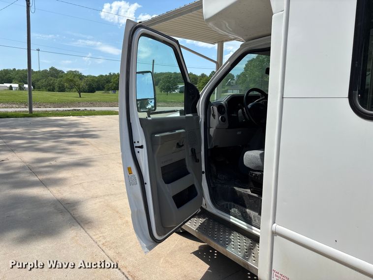 image for item FC4669 2019 Ford E450 shuttle bus