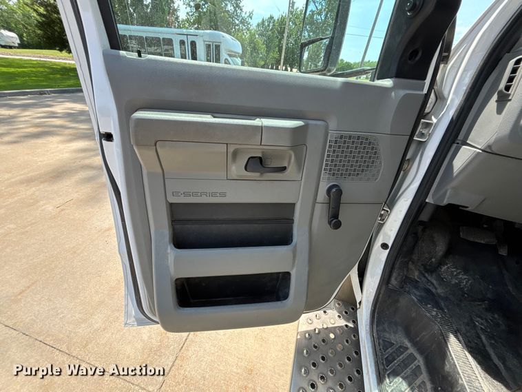 image for item FC4669 2019 Ford E450 shuttle bus