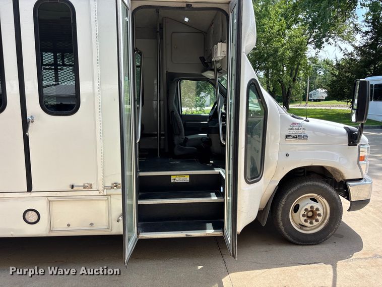 image for item FC4669 2019 Ford E450 shuttle bus