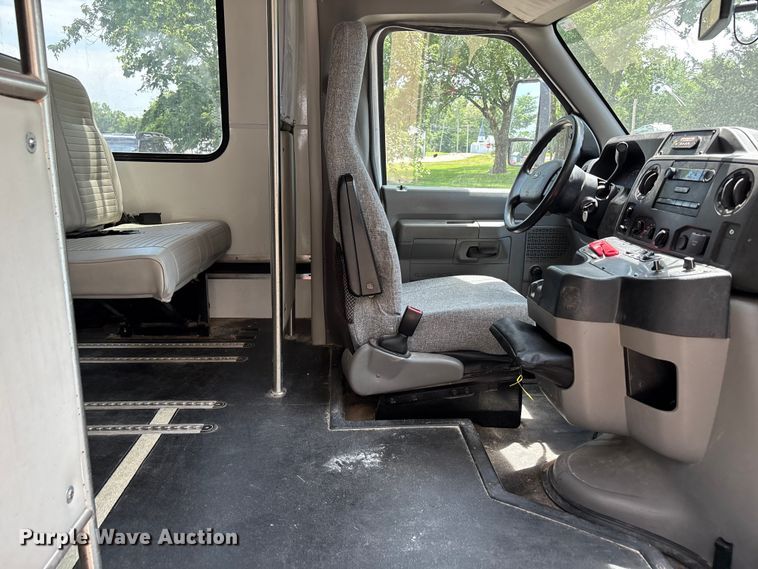 image for item FC4669 2019 Ford E450 shuttle bus