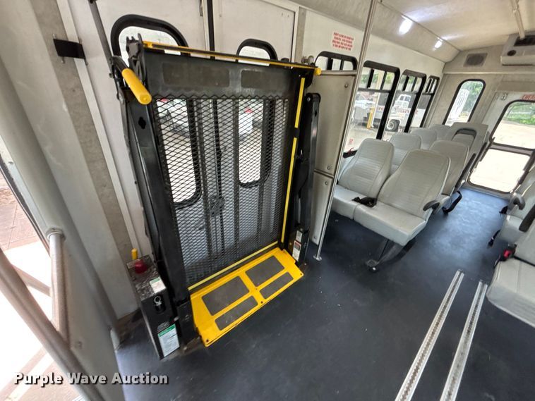 image for item FC4669 2019 Ford E450 shuttle bus