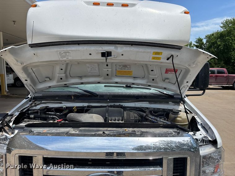 image for item FC4669 2019 Ford E450 shuttle bus