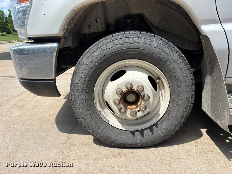 image for item FC4669 2019 Ford E450 shuttle bus