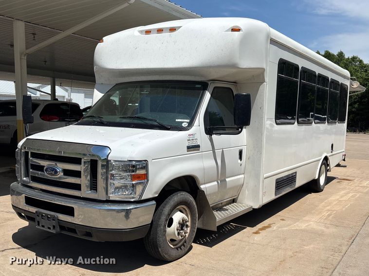 image for item FC4670 2019 Ford E450 shuttle bus