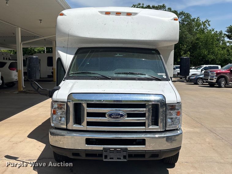 image for item FC4670 2019 Ford E450 shuttle bus