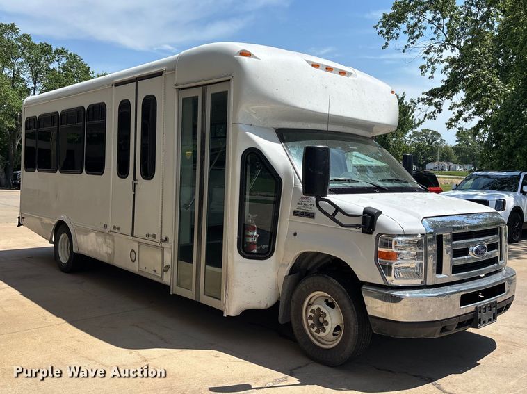 image for item FC4670 2019 Ford E450 shuttle bus