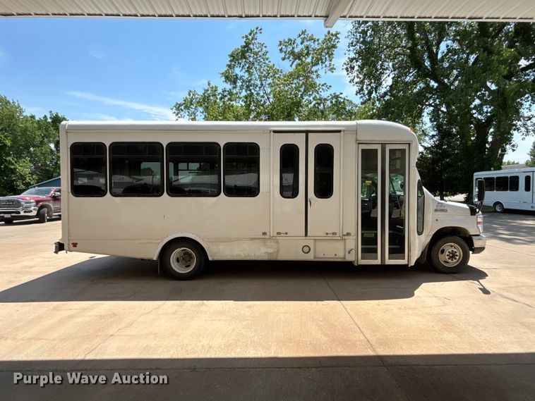 image for item FC4670 2019 Ford E450 shuttle bus