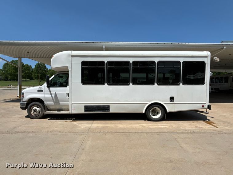 image for item FC4670 2019 Ford E450 shuttle bus