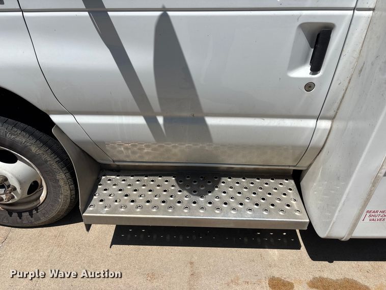 image for item FC4670 2019 Ford E450 shuttle bus