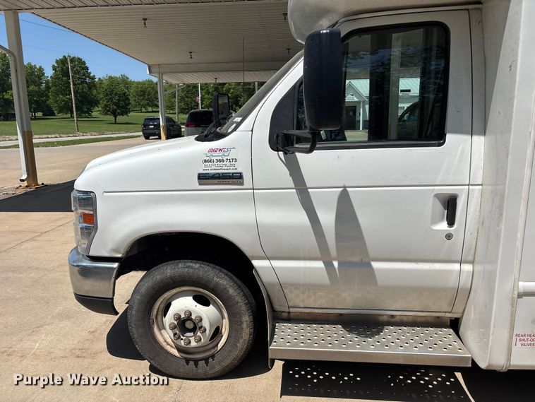 image for item FC4670 2019 Ford E450 shuttle bus