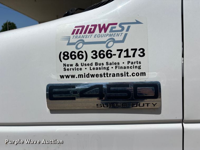 image for item FC4670 2019 Ford E450 shuttle bus