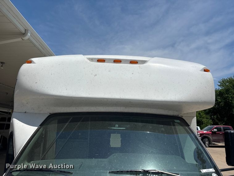 image for item FC4670 2019 Ford E450 shuttle bus