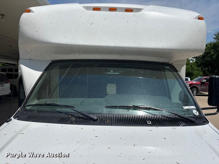 image for item FC4670 2019 Ford E450 shuttle bus