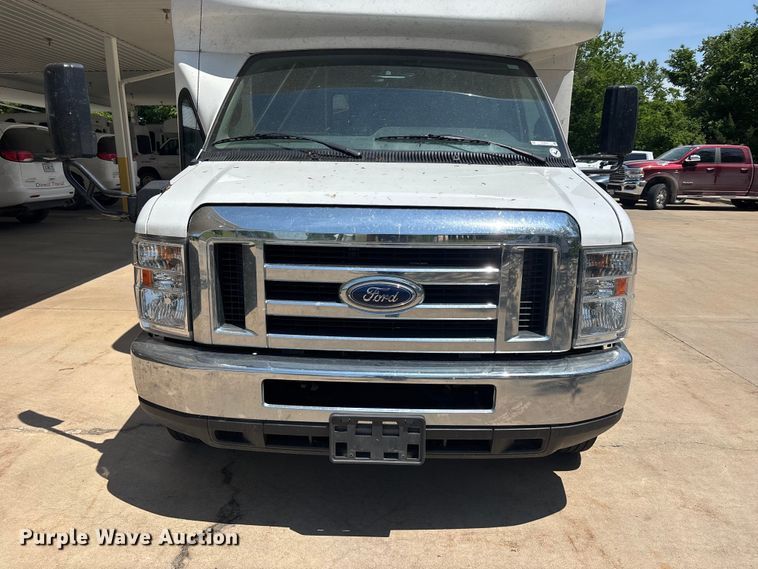 image for item FC4670 2019 Ford E450 shuttle bus
