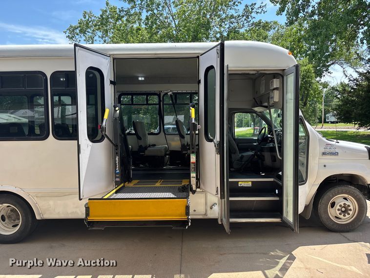 image for item FC4670 2019 Ford E450 shuttle bus