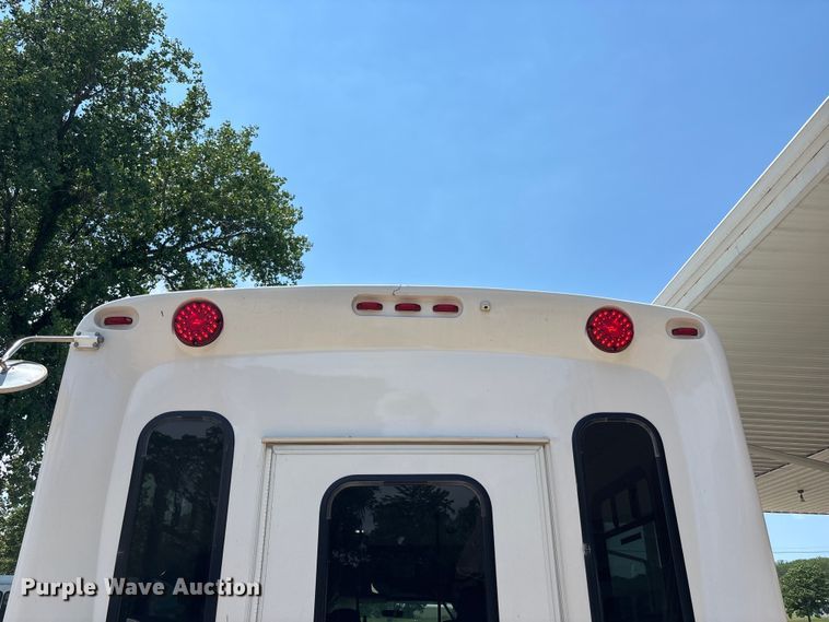 image for item FC4670 2019 Ford E450 shuttle bus
