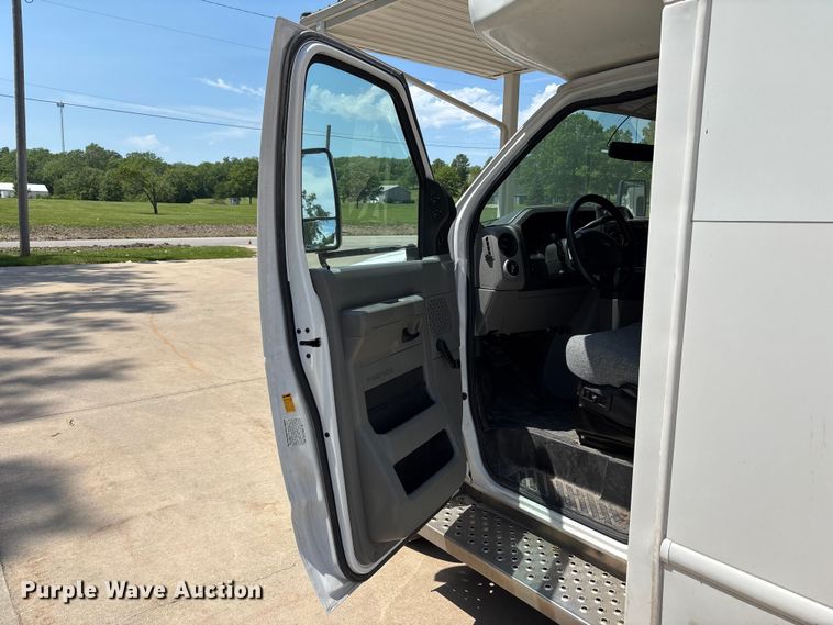 image for item FC4670 2019 Ford E450 shuttle bus