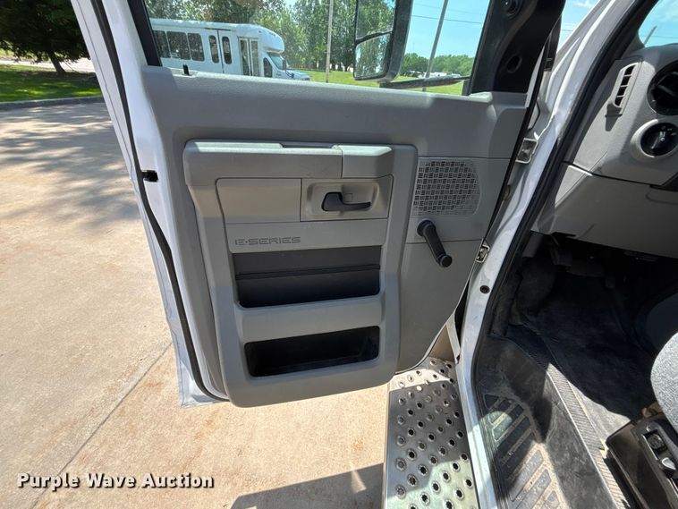 image for item FC4670 2019 Ford E450 shuttle bus