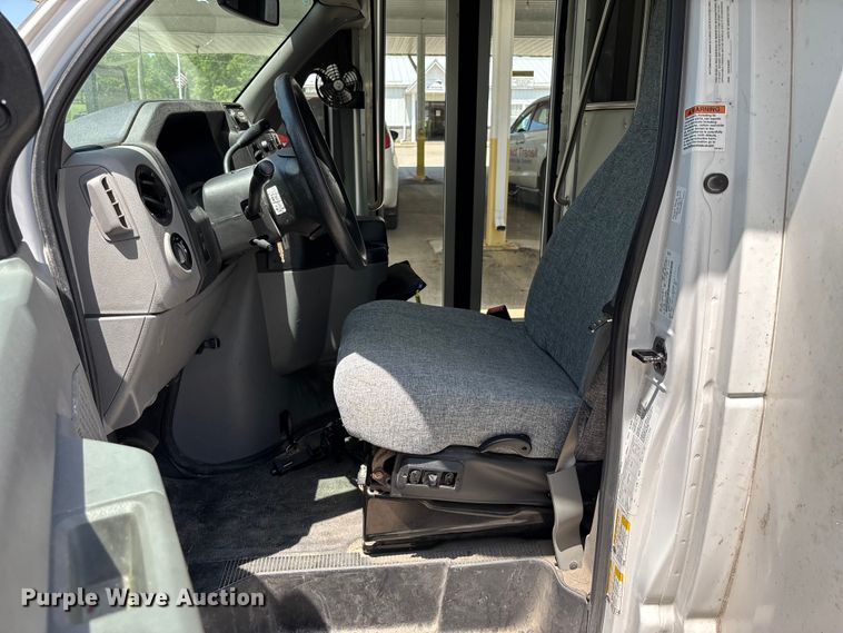 image for item FC4670 2019 Ford E450 shuttle bus