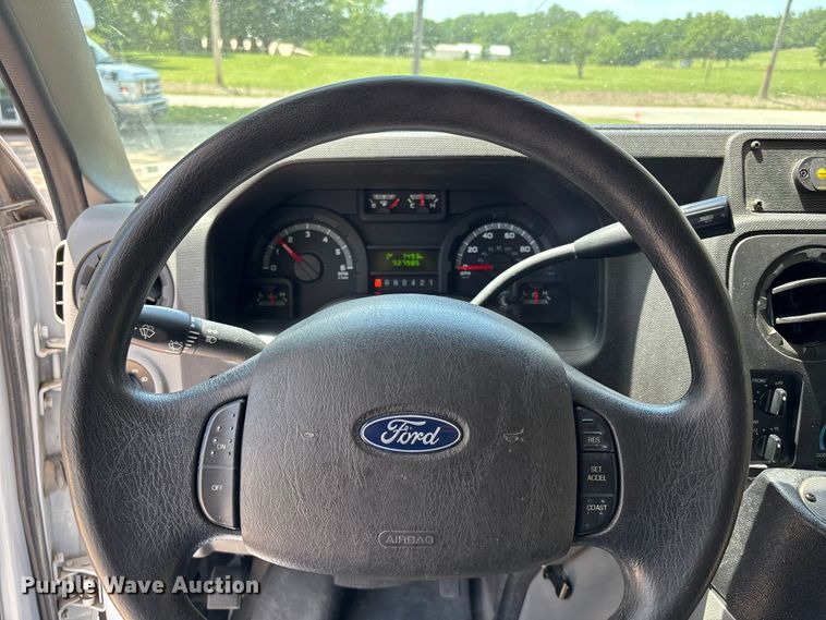 image for item FC4670 2019 Ford E450 shuttle bus