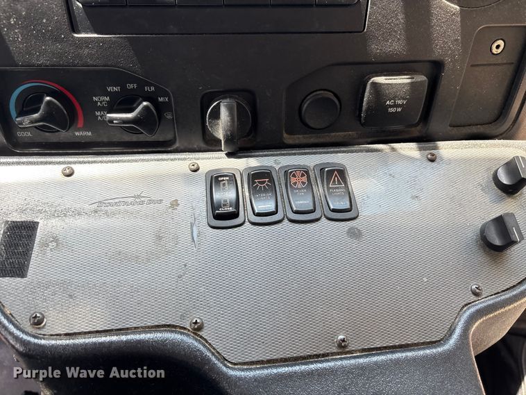image for item FC4670 2019 Ford E450 shuttle bus