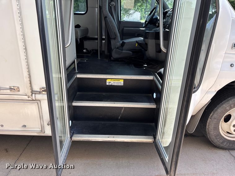 image for item FC4670 2019 Ford E450 shuttle bus