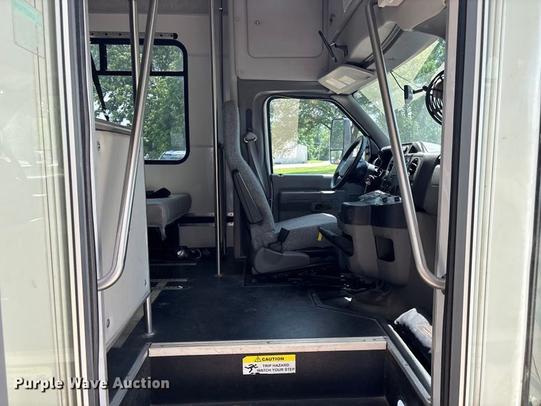 image for item FC4670 2019 Ford E450 shuttle bus