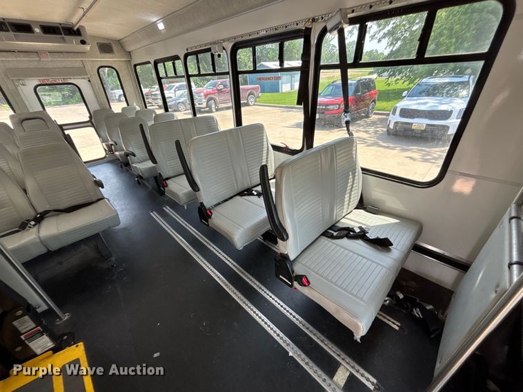 image for item FC4670 2019 Ford E450 shuttle bus