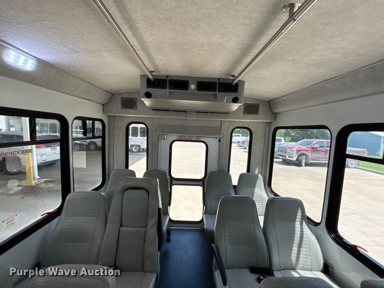 image for item FC4670 2019 Ford E450 shuttle bus