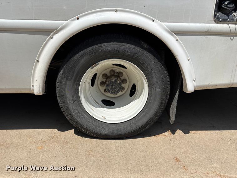 image for item FC4670 2019 Ford E450 shuttle bus