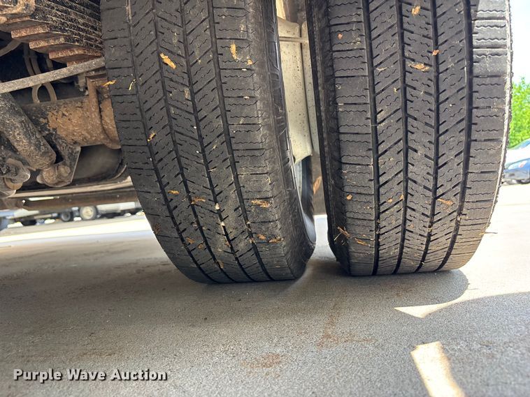 image for item FC4670 2019 Ford E450 shuttle bus