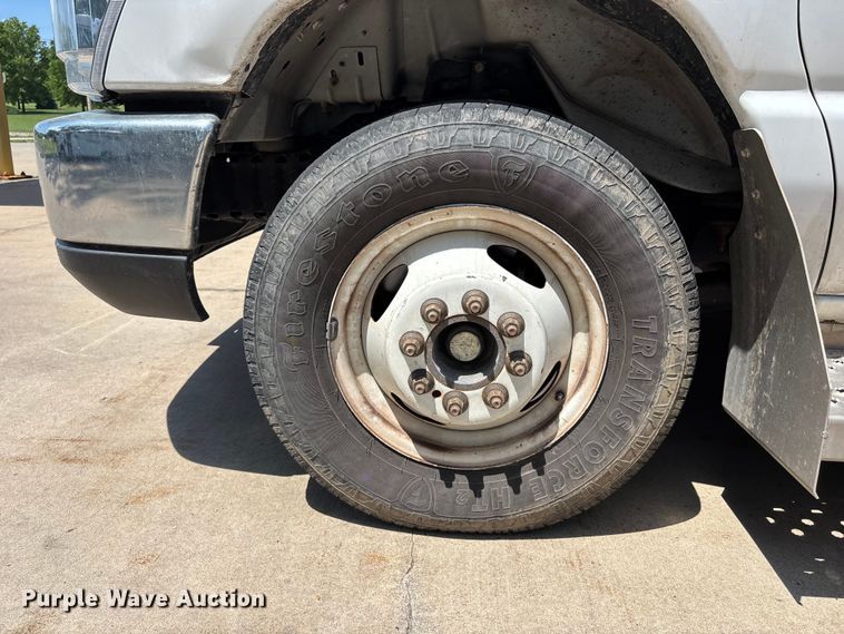 image for item FC4670 2019 Ford E450 shuttle bus