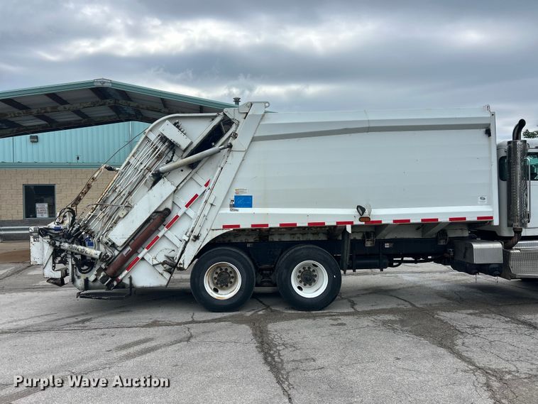 image for item FC5511 2013 Peterbilt 348 refuse truck