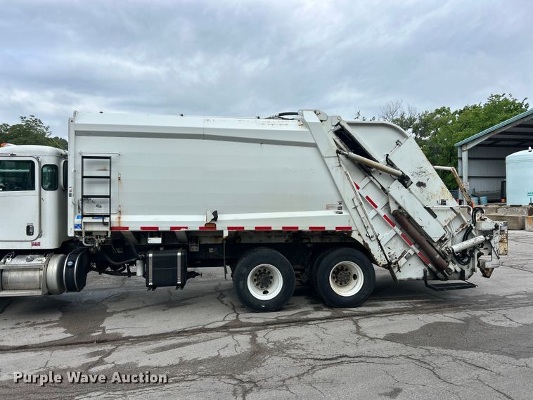 image for item FC5511 2013 Peterbilt 348 refuse truck