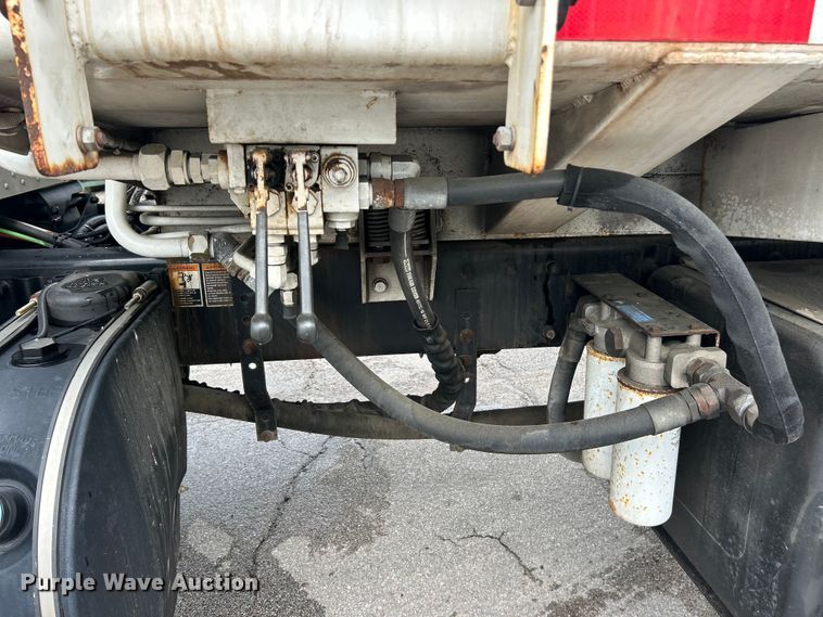 image for item FC5511 2013 Peterbilt 348 refuse truck