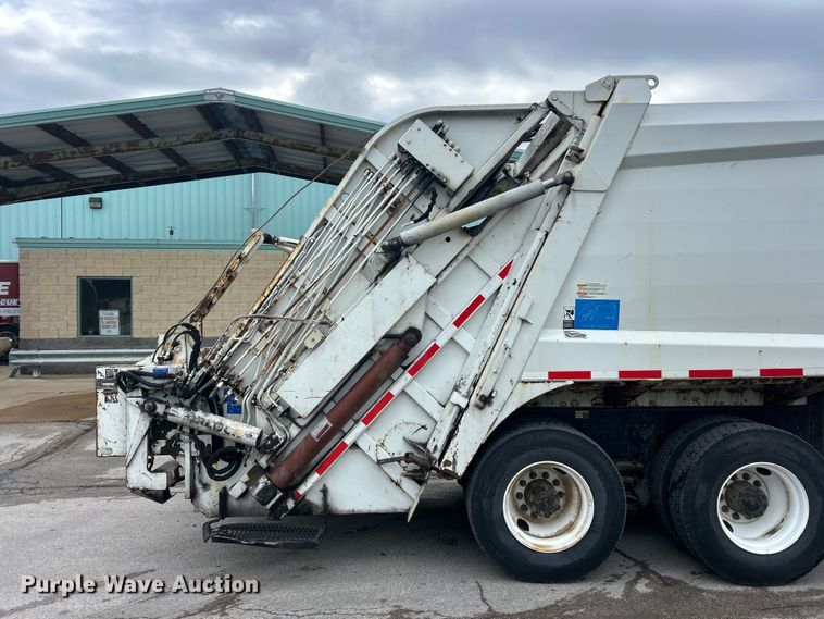 image for item FC5511 2013 Peterbilt 348 refuse truck