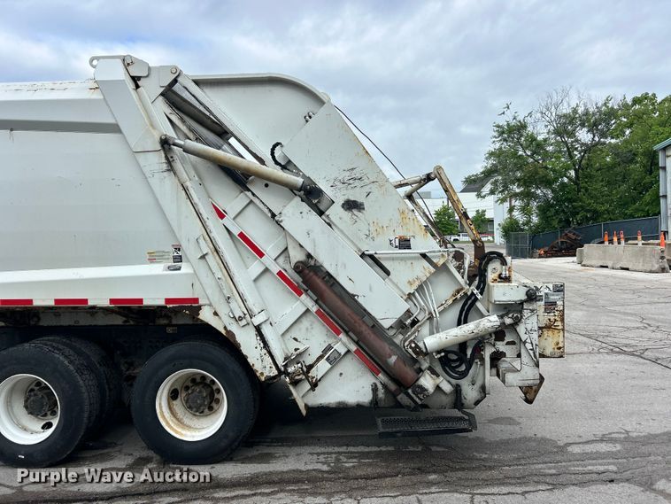 image for item FC5511 2013 Peterbilt 348 refuse truck
