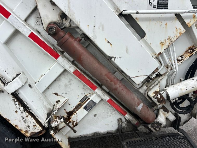 image for item FC5511 2013 Peterbilt 348 refuse truck