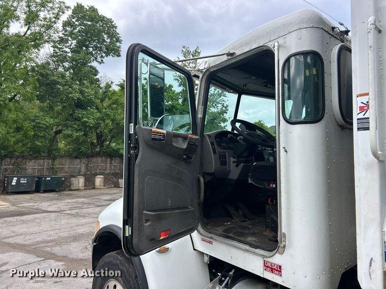 image for item FC5511 2013 Peterbilt 348 refuse truck