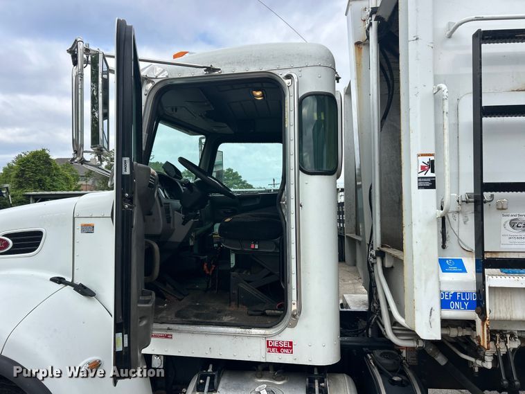 image for item FC5511 2013 Peterbilt 348 refuse truck