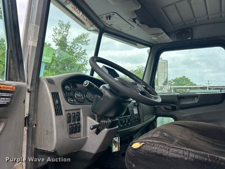 image for item FC5511 2013 Peterbilt 348 refuse truck