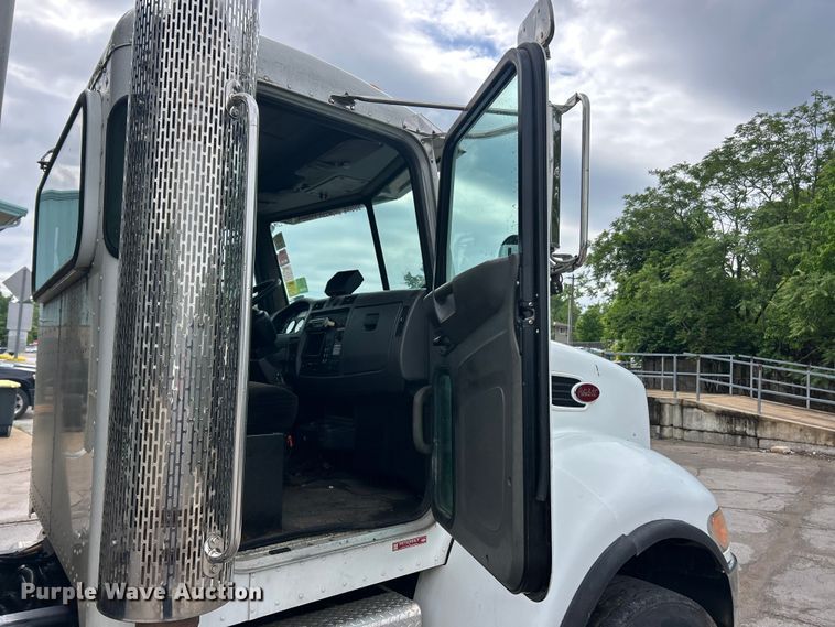 image for item FC5511 2013 Peterbilt 348 refuse truck
