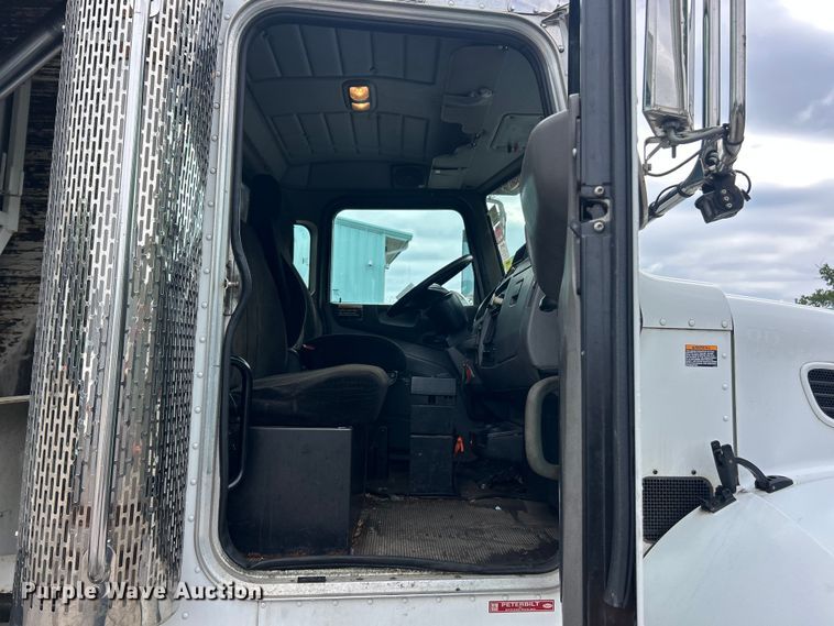 image for item FC5511 2013 Peterbilt 348 refuse truck