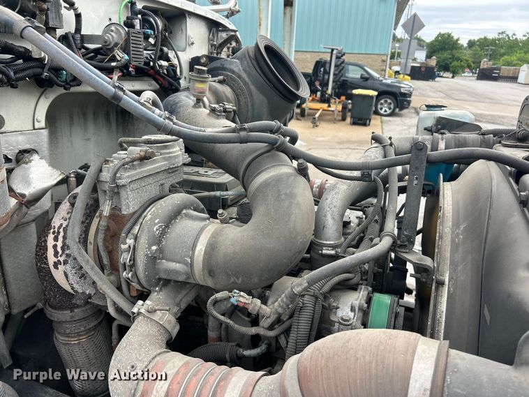 image for item FC5511 2013 Peterbilt 348 refuse truck