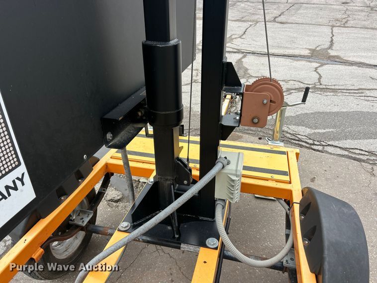 image for item FC5512 American Signal T825 arrow board trailer