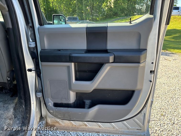 image for item FC5640 2016 Ford F150 Crew Cab pickup truck