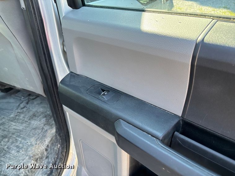 image for item FC5640 2016 Ford F150 Crew Cab pickup truck